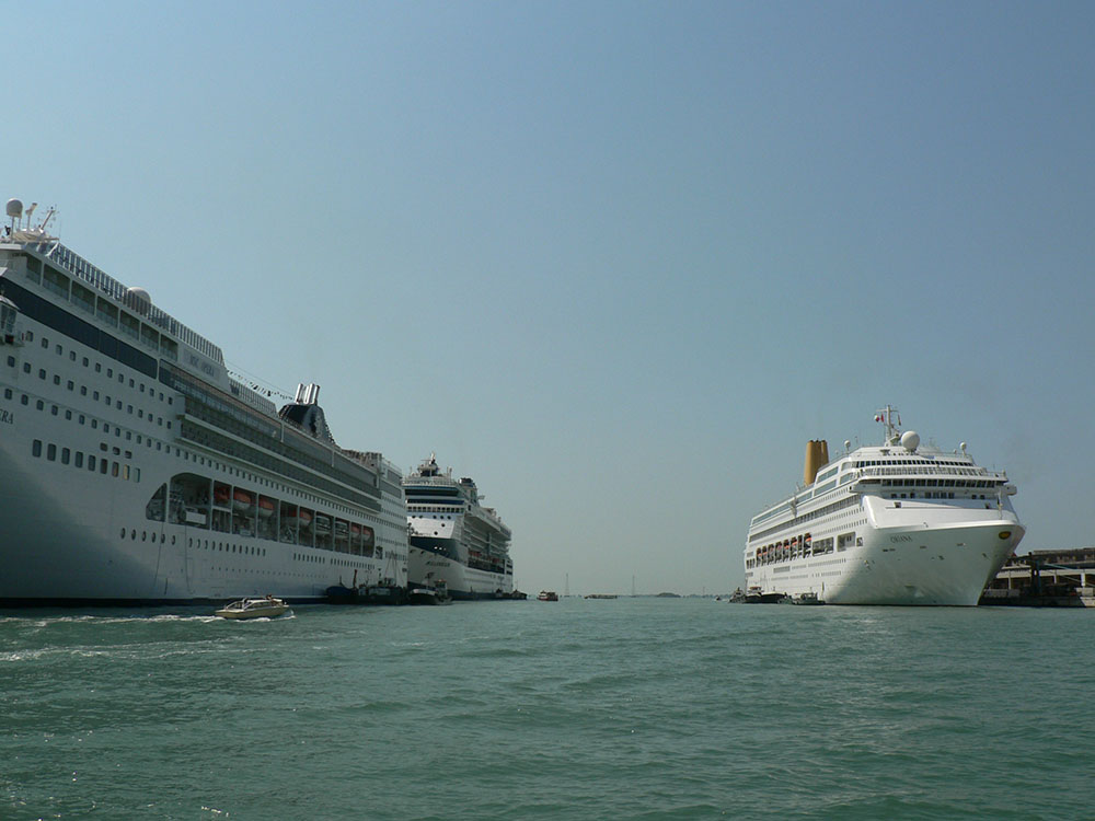 Private Transfer from Venice cruise port to your hotel in Venice