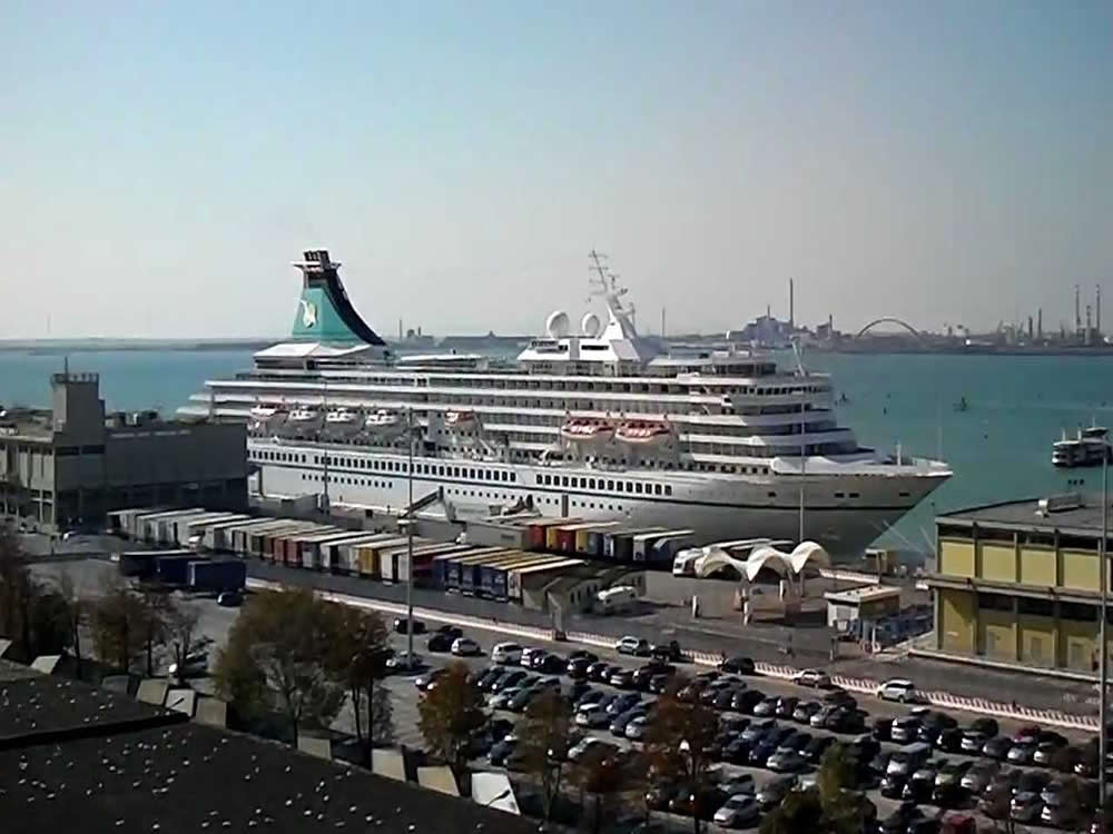 venice cruise port to train station