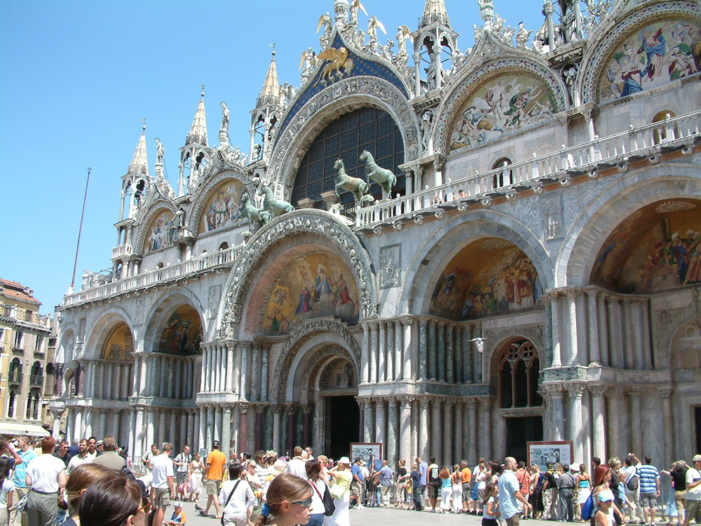 With Relaxing Venice tour you will see the Basilica of St Mark, which appears on this picture seen from the Square of Saint Mark